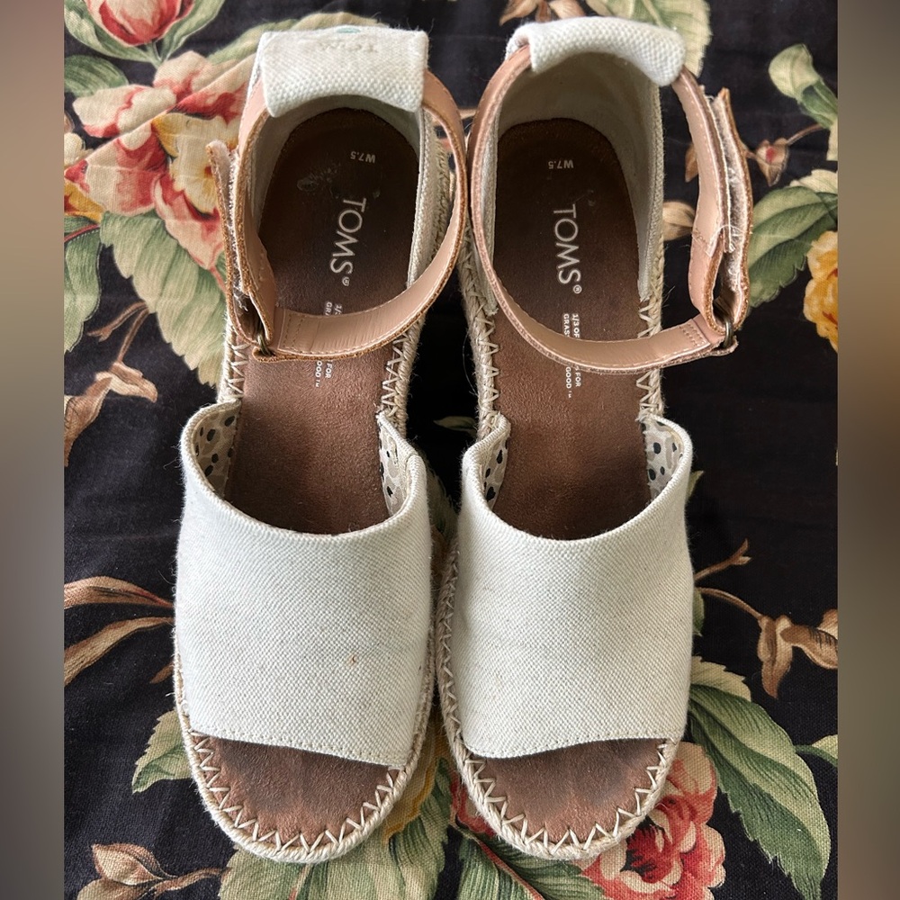 Tom’s Sz 7.5 tan canvas wedge